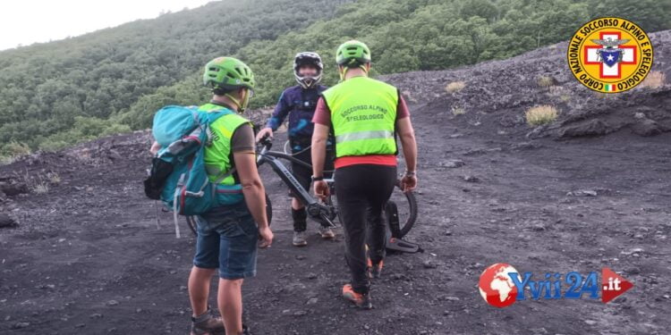 Etna. Ciclista recuperato dentro la Valle del Bove