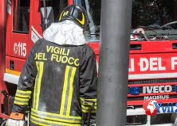 Adrano. A fuoco spazzatura all’interno del mercato ortofrutticolo