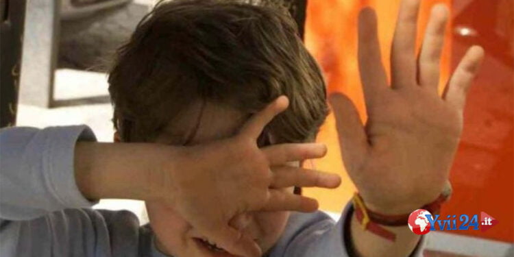 Sicilia. Bimbo insultato e picchiato dalla madre e dalla nonna