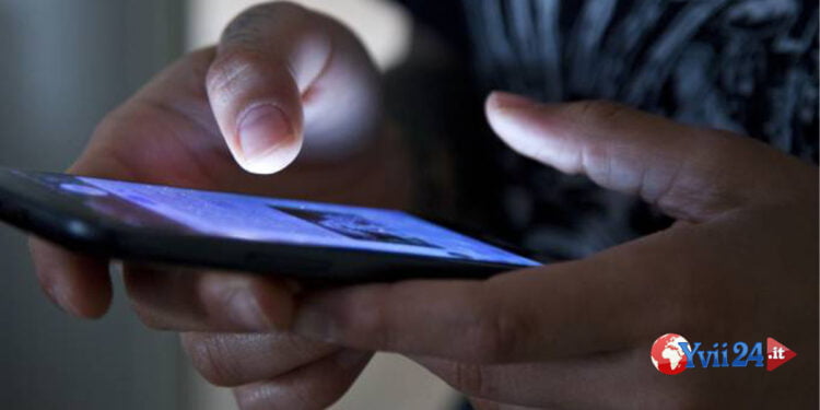 Sicilia. Chattava con minorenni con il cellulare della moglie