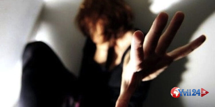 Sicilia. Uomo tenta violenza sessuale su una donna in pieno centro