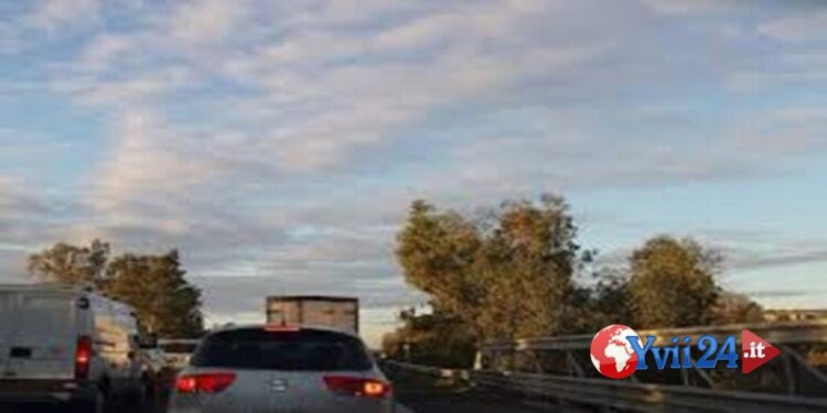 Autostrada A18. Mezzo pesante fuori strada, traffico interdetto
