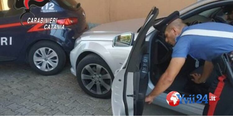 Catania. In auto con droga e mazza e senza patente