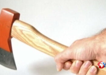 Italia. Lo aveva denunciato e il vicino la uccide con l’accetta