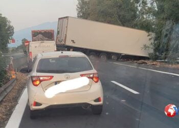 Autostrada A18. Mezzo pesante fuori strada, traffico interdetto