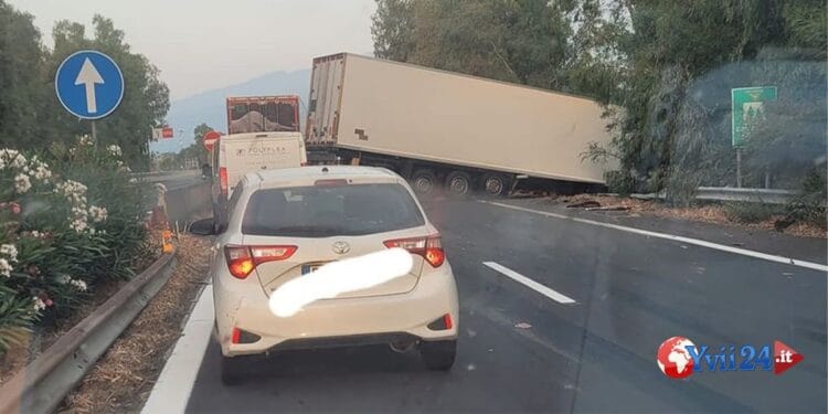 Autostrada A18. Mezzo pesante fuori strada, traffico interdetto