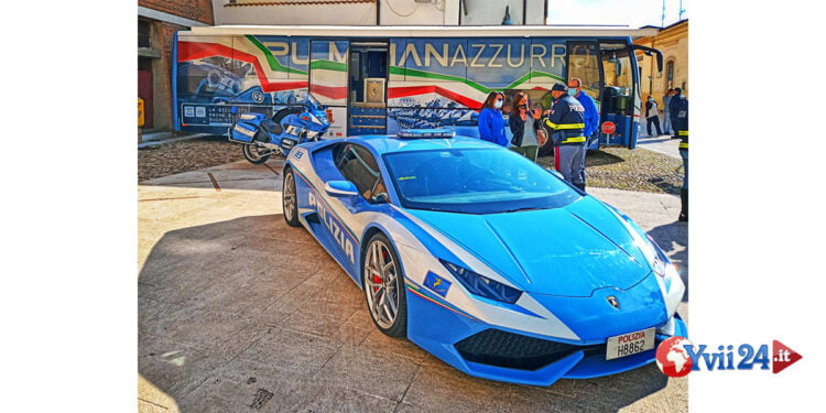 il Pullman Azzurro e la Lamborghini della Polizia di Stato