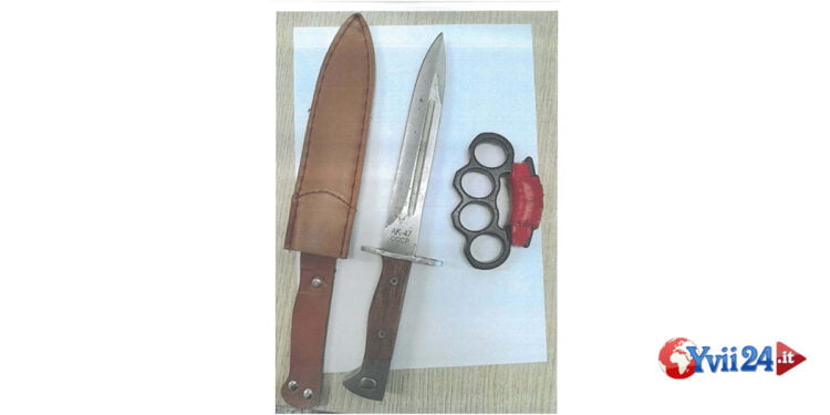 La Polizia di Frontiera di Catania ha denunciato un 18enne bulgaro che all’aeroporto stava partendo con un tirapugni e un coltello