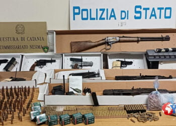 ha rinvenuto 6 pistole, revolver, fucile, 2 mitra, munizioni, crac e cocaina