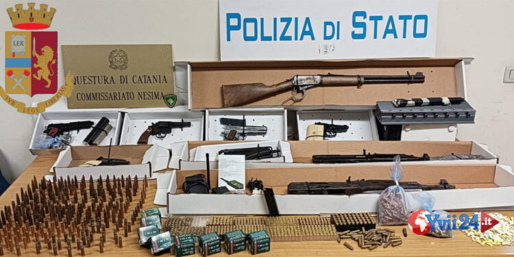 ha rinvenuto 6 pistole, revolver, fucile, 2 mitra, munizioni, crac e cocaina