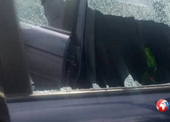 aveva notato il 43nne rompere il finestrino di un’auto