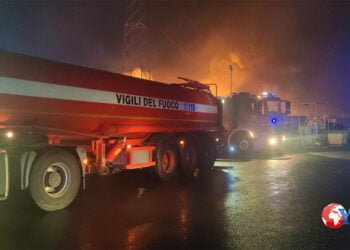Un vasto incendio in un'azienda di materiale edile