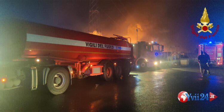 Un vasto incendio in un'azienda di materiale edile
