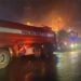 Un vasto incendio in un'azienda di materiale edile