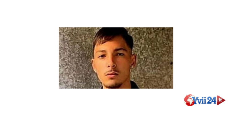 Un ragazzo di 17 anni durante la notte si è schiantato con uno scooter contro un palo dell’illuminazione pubblica perdendo la vita