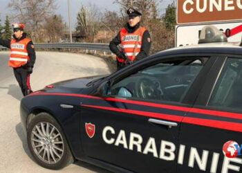 Un giovane di nazionalità olandese ha ucciso a coltellate il padre e un amico