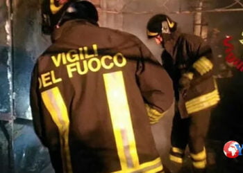 avrebbe dato fuoco all’appartamento mettendo a rischio lo stabile