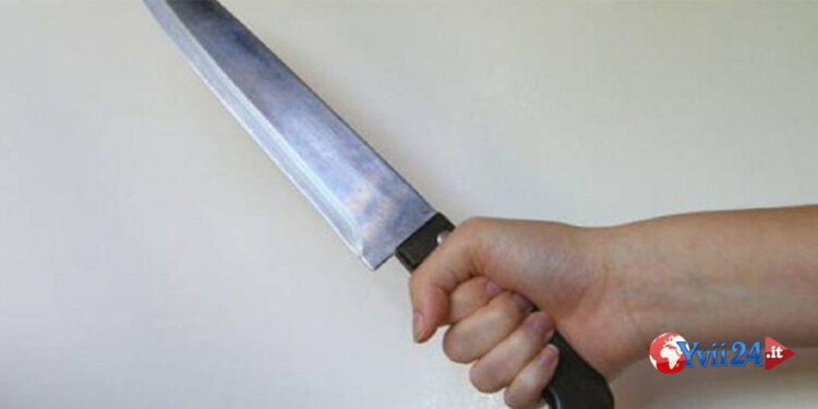 Catania. Semina il panico in piazza con un coltello in mano