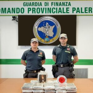 La GdF di Palermo ha sequestrato 17 kg di cocaina occultata in un furgone condotto da un italiano che è stato arrestato (VIDEO)