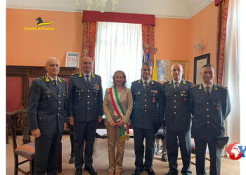 L’appuntato Tringali ha ricevuto un attestato dalla Sindaca, presente il Comandante della GdF di Catania, per avere soccorso tre anziani