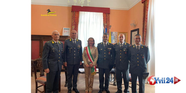 L’appuntato Tringali ha ricevuto un attestato dalla Sindaca, presente il Comandante della GdF di Catania, per avere soccorso tre anziani