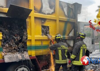 Catania. Autocompattatore prende fuoco, intervento in corso