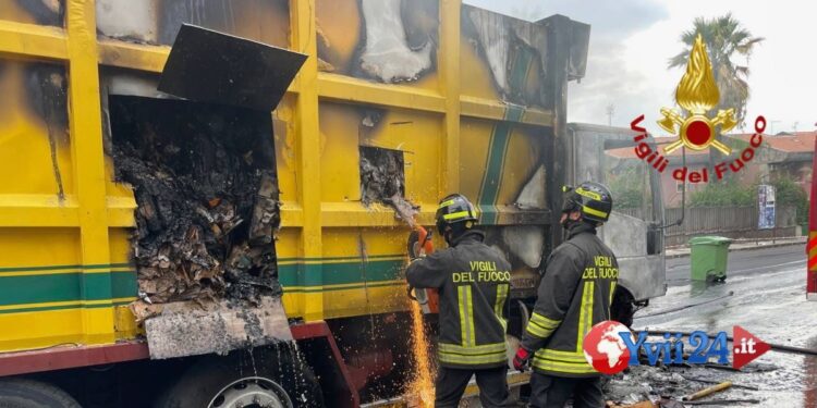 Catania. Autocompattatore prende fuoco, intervento in corso