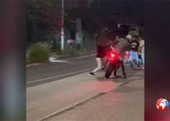 Il Commissariato Borgo Ognina ha identificato i due giovani che, buttato a terra dal motociclo un ragazzo, l'hanno preso a calci e pugni