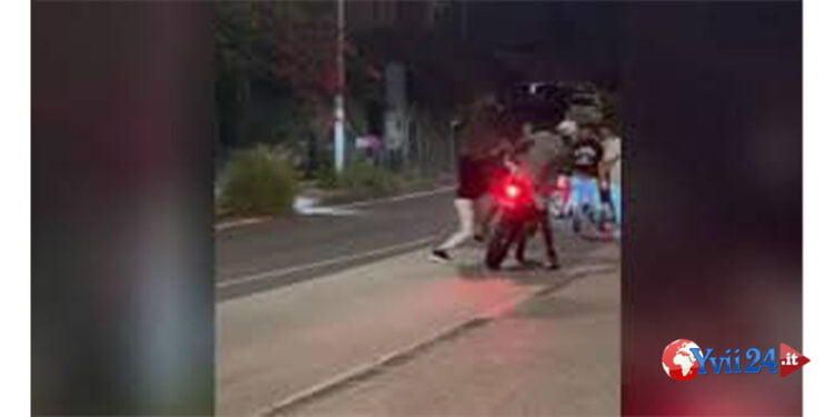 Il Commissariato Borgo Ognina ha identificato i due giovani che, buttato a terra dal motociclo un ragazzo, l'hanno preso a calci e pugni