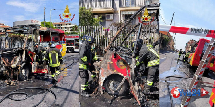 I Vigili del Fuoco di Catania sono intervenuti stamani per spegnere l'incendio di un pullman privato sul quale viaggiavano turisti