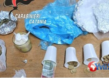 Prov. Catania. Droga e pizzini di acquirenti in casa, arrestata coppia