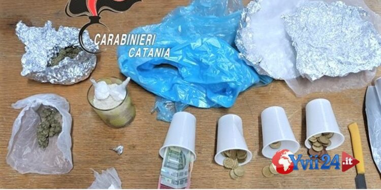 Prov. Catania. Droga e pizzini di acquirenti in casa, arrestata coppia