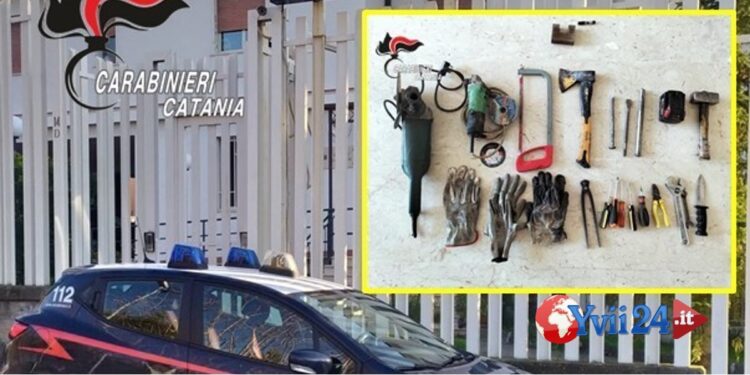 Acireale. Rubano materiale ferroso da magazzino, due arresti