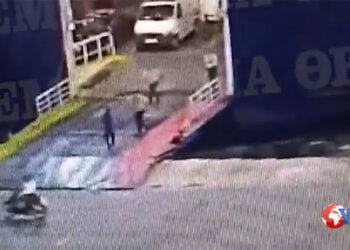 Sale sul traghetto all'ultimo minuto ma viene respinto bruscamente da due marittimi, cade in acqua e annega (video-immagini forti)