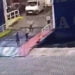 Sale sul traghetto all'ultimo minuto ma viene respinto bruscamente da due marittimi, cade in acqua e annega (video-immagini forti)