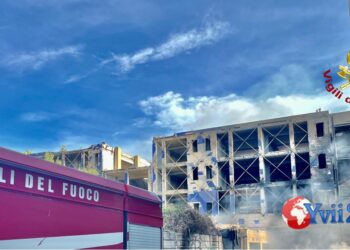Catania. Incendio in campo rom, intervento in corso