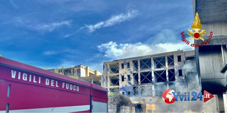 Catania. Incendio in campo rom, intervento in corso