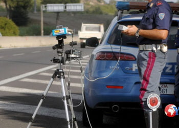 La Cassazione ha stabilito che la distanza tra il cartello di segnalazione e l'autovelox non può essere inferiore a un chilometro