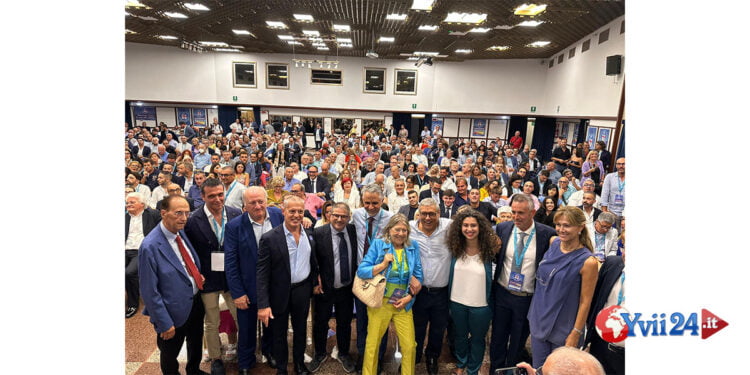 Il congresso della neo Democrazia Cristiana svoltosi a Palermo sembra volere attrarre esponenti di altri partiti vicini al centro