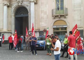 Catania. Sit-in lavoratori Dussmann in piazza Università