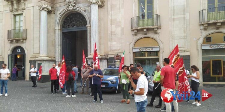 Catania. Sit-in lavoratori Dussmann in piazza Università
