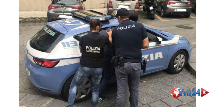 I poliziotti della sezione volanti di Caltanissetta lo hanno arrestato quando è andato a denunciare un documento smarrito, era ricercato