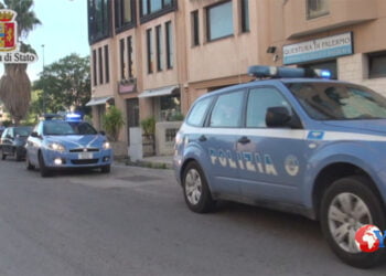 Non accetta la separazione di sei mesi addietro dalla moglie. La segue mentre è con il nuovo compagno e lo accoltella alla schiena