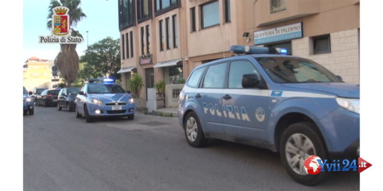 Non accetta la separazione di sei mesi addietro dalla moglie. La segue mentre è con il nuovo compagno e lo accoltella alla schiena