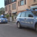 Non accetta la separazione di sei mesi addietro dalla moglie. La segue mentre è con il nuovo compagno e lo accoltella alla schiena