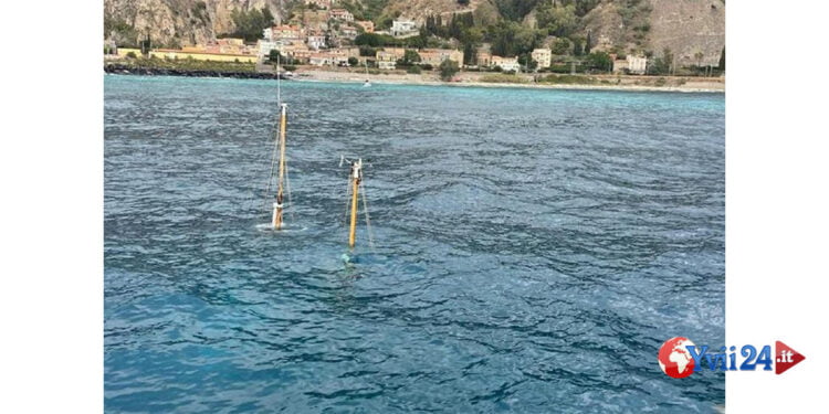 Un veliero di una quindicina di metri è affondato poco al largo di Taormina. Non c’era nessuno a bordo. Si tenterà di recuperarlo