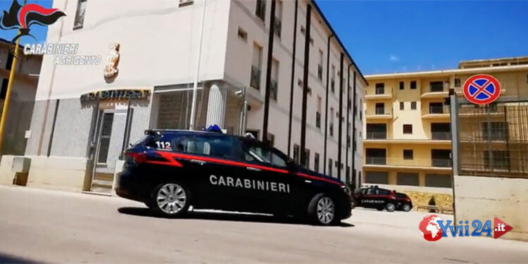 Un colpo di pistola ha raggiunto nella notte a Favara la vettura posteggiata di un insegnante 60enne. Sono in corso le indagini