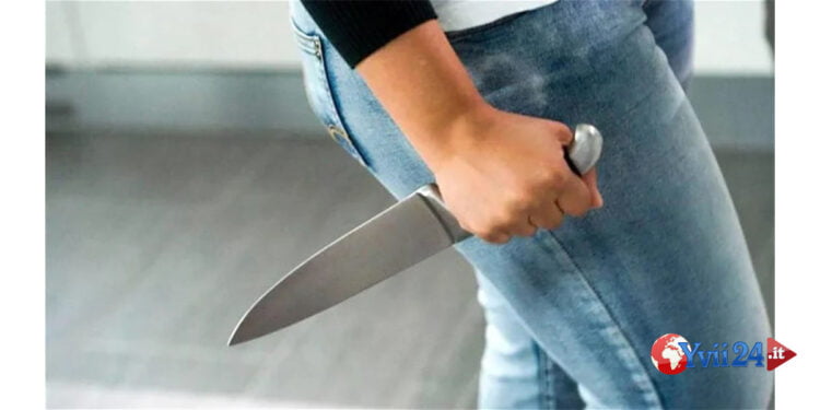 Denunciata dagli agenti della Polizia di Stato di Siracusa e allontanata dalla casa familiare una 27enne per ferimento del compagno