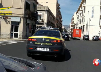 La GdF di Reggio Calabria ha arrestato un 58enne della provincia di Ragusa che sull'utilitaria trasportava 400 panetti di hashish