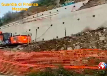 Un appalto nella provincia di Messina; imprenditore di Acireale denuncia l’estorsione del funzionario regionale; da allora cantiere fermo